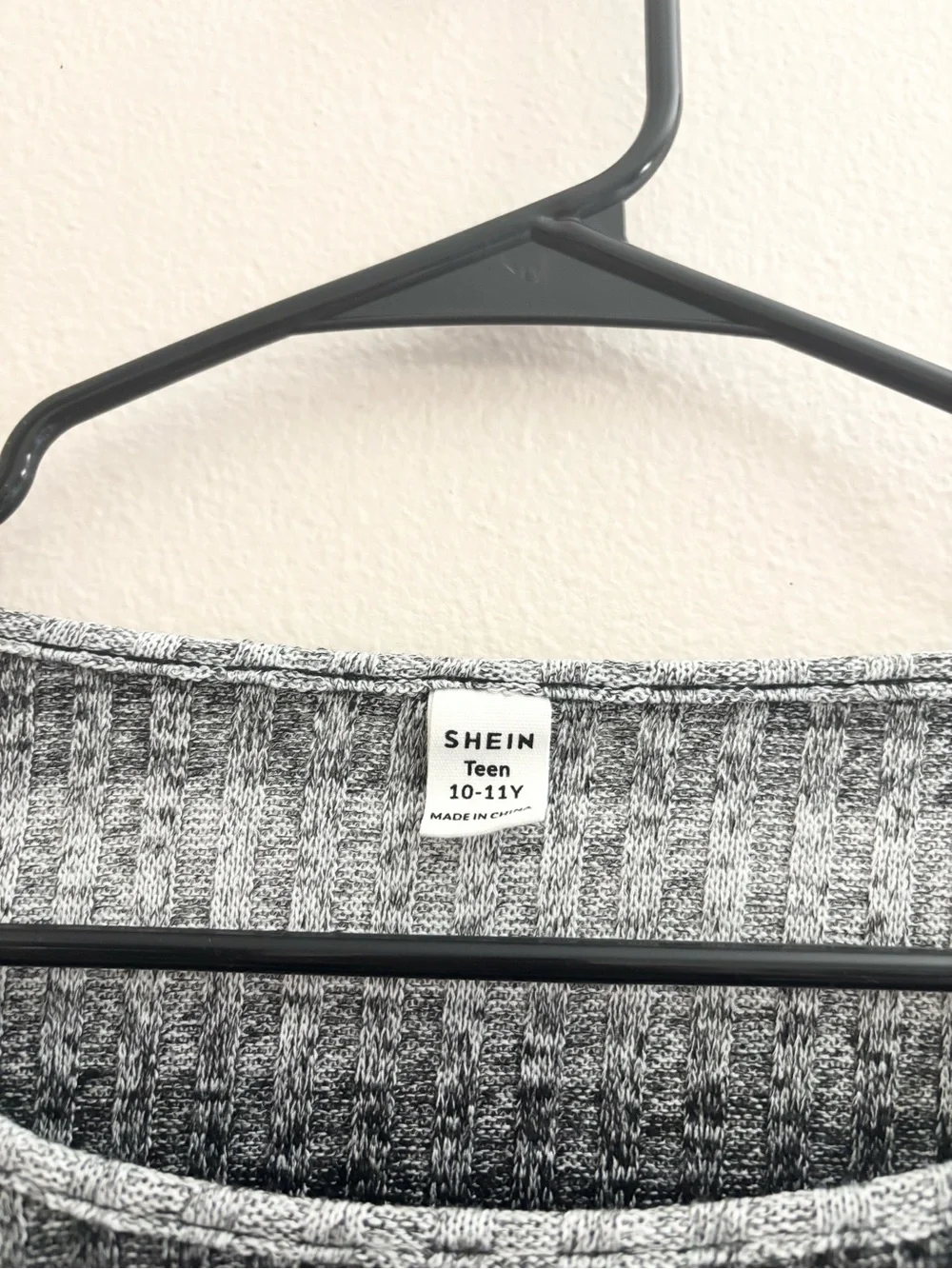 5/$15 🩷 SHEIN Black & Gray Striped Ribbed Long Sleeve Cropped Top